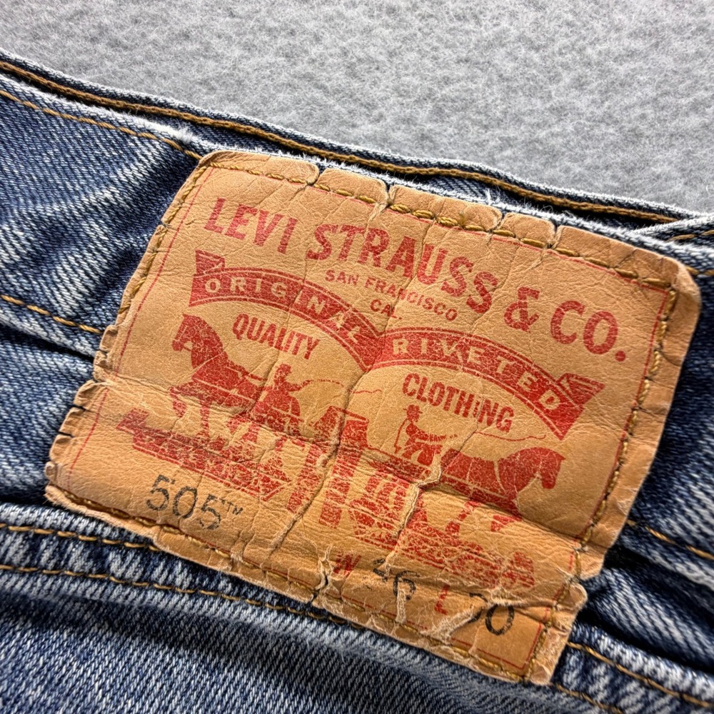 Levis 505 Regular Fit Jeans Mens 35x28 Medium Wash Blue Denim Straight Leg USA - Picture 2 of 12